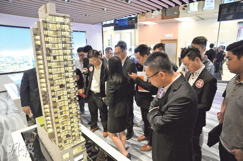 主打小型單位、由麗展及市建局合作的馬頭角單幢盤喜築,昨日中秋節以折實平均實呎15,310元首推118伙,較同區翔龍灣二手實呎13,800元高約一成。(蘇智鑫攝) 主打小型單位、由麗展及市建局合作的馬頭角單幢盤喜築,昨日中秋節以折實平均實呎15,310元首推118伙,較同區翔龍灣二手實呎13,800元高約一成。(蘇智鑫攝)
