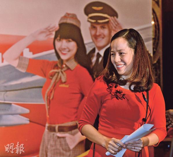 越捷航空副總經理阮氏翠萍(圖)表示,未來將與越南母公司旗下銀行與五星級酒店合作,提供酒店預訂與「貸款買機票」等服務。(劉焌陶攝) 越捷航空副總經理阮氏翠萍(圖)表示,未來將與越南母公司旗下銀行與五星級酒店合作,提供酒店預訂與「貸款買機票」等服務。(劉焌陶攝)