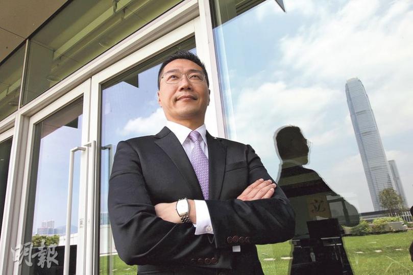 46歲的自由黨副主席邵家輝說自己不會為爭取知名度而搶曝光,但日後必會發聲捍衛商界利益,亦說「預了被人鬧」。(李紹昌攝) 46歲的自由黨副主席邵家輝說自己不會為爭取知名度而搶曝光,但日後必會發聲捍衛商界利益,亦說「預了被人鬧」。(李紹昌攝)