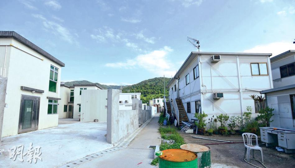位於八鄉元崗新村及大窩村附近的菜園新村在2012年4月動工,至今近5年仍未完成入伙,圖左邊為已建好的村屋,而右邊則為臨時屋,在入伙後就會拆除。(楊柏賢攝) 位於八鄉元崗新村及大窩村附近的菜園新村在2012年4月動工,至今近5年仍未完成入伙,圖左邊為已建好的村屋,而右邊則為臨時屋,在入伙後就會拆除。(楊柏賢攝)