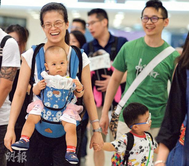 本港母嬰健康院採用的兒童生長線圖表,原來已採用逾23年,衛生署正邀請學者和專家檢視現時數據是否合適。(劉焌陶攝) 本港母嬰健康院採用的兒童生長線圖表,原來已採用逾23年,衛生署正邀請學者和專家檢視現時數據是否合適。(劉焌陶攝)