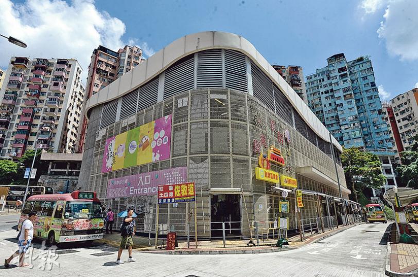 同仁街臨時小販市場樓高兩層,小販市場外牆由金屬網板組成,取代傳統鋼筋混凝土,以達自然通風及採光效果,可節約能源;因不設冷氣,記者訪問當日在中午逗留約半小時已感焗促,通風效果不太理想。(楊柏賢攝)四哥在臨時小販市場地下賣童裝,訪問當日他附近的攤檔都落了閘。他稱生意較以前擺街邊跌了九成,臨時市場即使有多把風扇仍焗促,長時間逗留會感疲倦,堅持開檔只因不捨街坊。對於永久市場設計,他認為市集若在地底不會成功,因小販賣點是方便,昔日鄰近街市令生意暢旺。(楊柏賢攝) 同仁街臨時小販市場樓高兩層,小販市場外牆由金屬網板組成,取代傳統鋼筋混凝土,以達自然通風及採光效果,可節約能源;因不設冷氣,記者訪問當日在中午逗留約半小時已感焗促,通風效果不太理想。(楊柏賢攝)四哥在臨時小販市場地下賣童裝,訪問當日他附近的攤檔都落了閘。他稱生意較以前擺街邊跌了九成,臨時市場即使有多把風扇仍焗促,長時間逗留會感疲倦,堅持開檔只因不捨街坊。對於永久市場設計,他認為市集若在地底不會成功,因小販賣點是方便,昔日鄰近街市令生意暢旺。(楊柏賢攝)