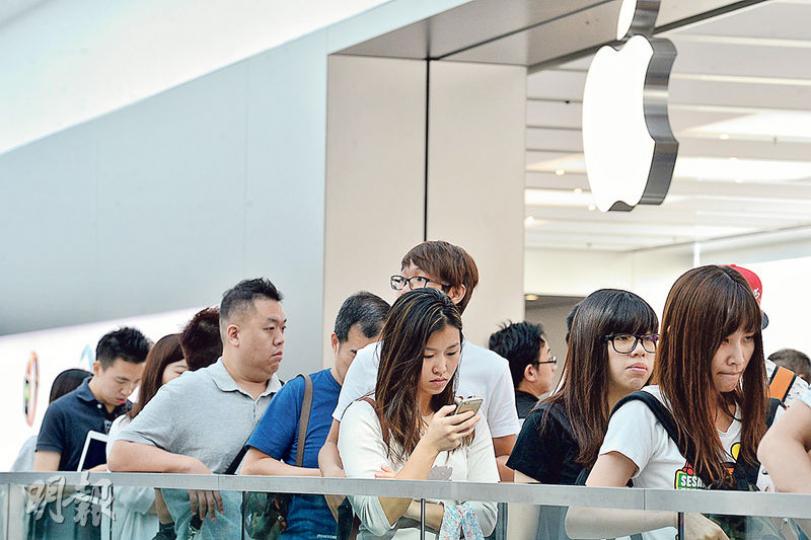 昨日為蘋果iPhone 7及7 Plus開售日子,在港多間分店包括圖中中環國際金融中心商場的旗艦店,均提早兩小時開始營業,門外擠滿大批早已在網上訂機、昨到場取機的巿民。(楊柏賢攝)先達廣場內的手機店職員以現金交易,大批收購昨日開售的iPhone 7及7 Plus。(蘇智鑫攝)炒家心聲﹕先達手機店負責人阿勇昨共購入12部亮黑色iPhone 7及7 Plus,全部已即日轉售。(蘇智鑫攝) 昨日為蘋果iPhone 7及7 Plus開售日子,在港多間分店包括圖中中環國際金融中心商場的旗艦店,均提早兩小時開始營業,門外擠滿大批早已在網上訂機、昨到場取機的巿民。(楊柏賢攝)先達廣場內的手機店職員以現金交易,大批收購昨日開售的iPhone 7及7 Plus。(蘇智鑫攝)炒家心聲﹕先達手機店負責人阿勇昨共購入12部亮黑色iPhone 7及7 Plus,全部已即日轉售。(蘇智鑫攝)