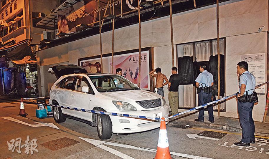 涉事私家車行車證過期，警員在車上搜出兩支壘球棍、刀及百合匙，以涉嫌藏有攻擊武器拘捕車上司機（黑衣）及赤膊紋身男乘客。（蔡方山攝）