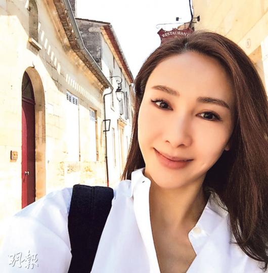 黎姿曬中秋節外遊自拍照，展露甜美笑容，有網民讚靚之餘，又指黎姿與李嘉欣好似樣。（微博圖片）