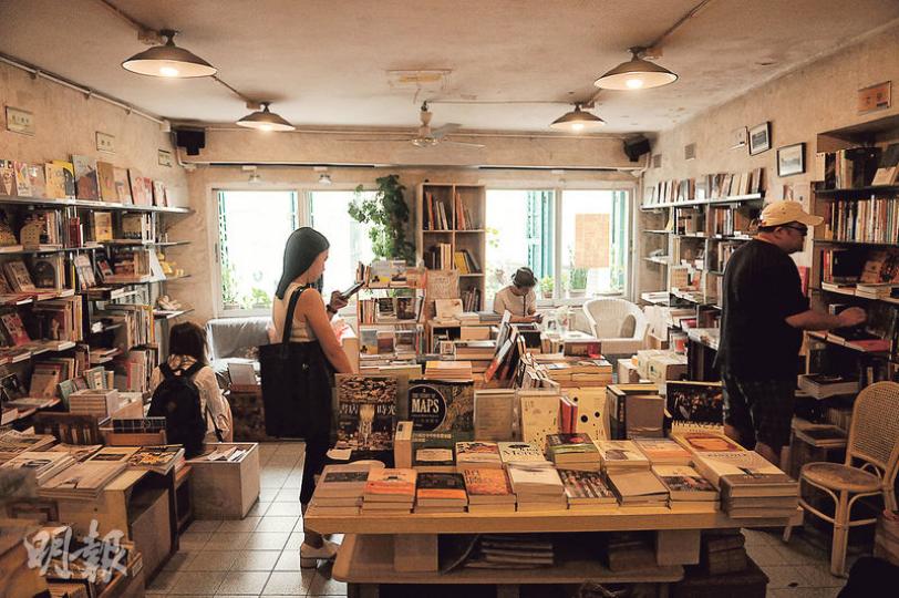 書店約300平方呎空間放滿小說、文學和社會人文書籍，全是負責人Anson（右一）喜愛的書籍類別。書店角落擺有梳化和椅子，播放國語歌曲，配合泛黃燈光。訪問當日就有客人坐在角落個多小時「打書釘」。（李大煒攝）