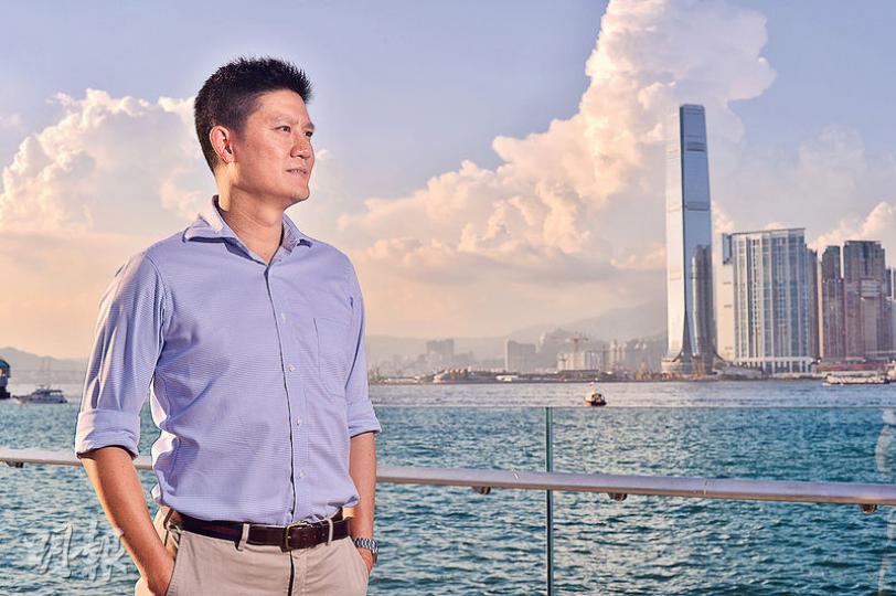 身兼民航機師的候任立法會議員譚文豪(圖)表示,未來一至兩個月會減少飛行,如每月只飛兩三班往台北等的短途航線,若未能兼顧議會工作,最遲年底前會辭去機師工作。(馮凱鍵攝) 身兼民航機師的候任立法會議員譚文豪(圖)表示,未來一至兩個月會減少飛行,如每月只飛兩三班往台北等的短途航線,若未能兼顧議會工作,最遲年底前會辭去機師工作。(馮凱鍵攝)