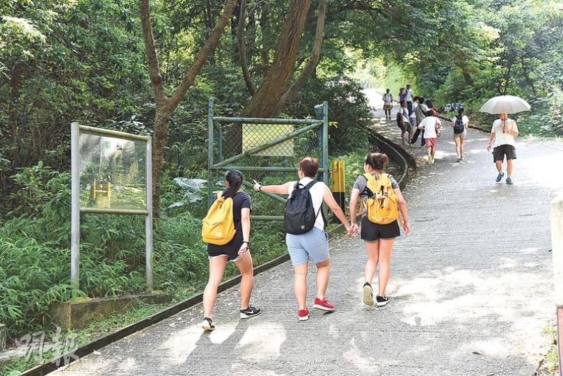 屯門良景邨後山通往青山靶場禁區的山路設有鐵絲網及鐵閘，並有「禁止非法進入」等警告牌，但鐵閘長期大開，市民對警告亦視若無睹，聯群結隊闖軍事禁區遠足。（鍾炳然攝）
