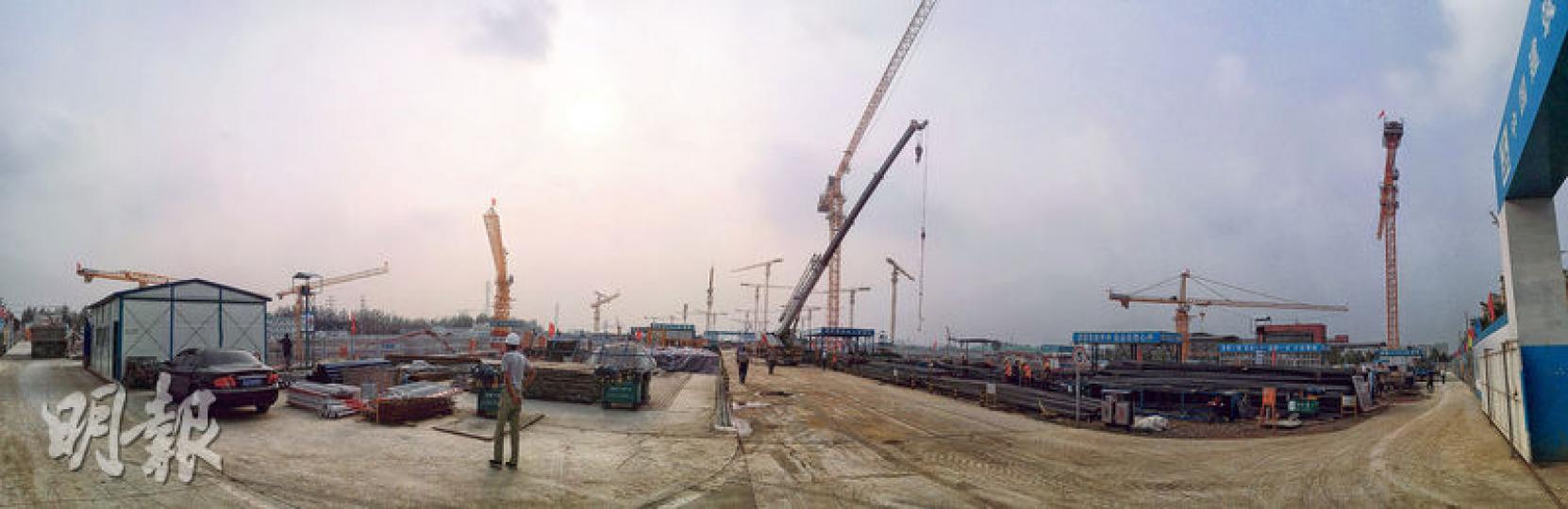北京行政副中心地盤佈滿吊機,顯示工程正在進行,但仍看不出這裏興建辦公區的規模。(明報記者攝)行政副中心地盤保安森嚴,工程人員要持卡過機始能進入。(明報記者攝)在通州的北京行政副中心建設用地,部分雖經過平整,但仍未動工。(明報記者攝)通州大批預備用地被圈起,在市政府辦公樓區東面的地段,雜草足有兩米高。(明報記者攝) 北京行政副中心地盤佈滿吊機,顯示工程正在進行,但仍看不出這裏興建辦公區的規模。(明報記者攝)行政副中心地盤保安森嚴,工程人員要持卡過機始能進入。(明報記者攝)在通州的北京行政副中心建設用地,部分雖經過平整,但仍未動工。(明報記者攝)通州大批預備用地被圈起,在市政府辦公樓區東面的地段,雜草足有兩米高。(明報記者攝)