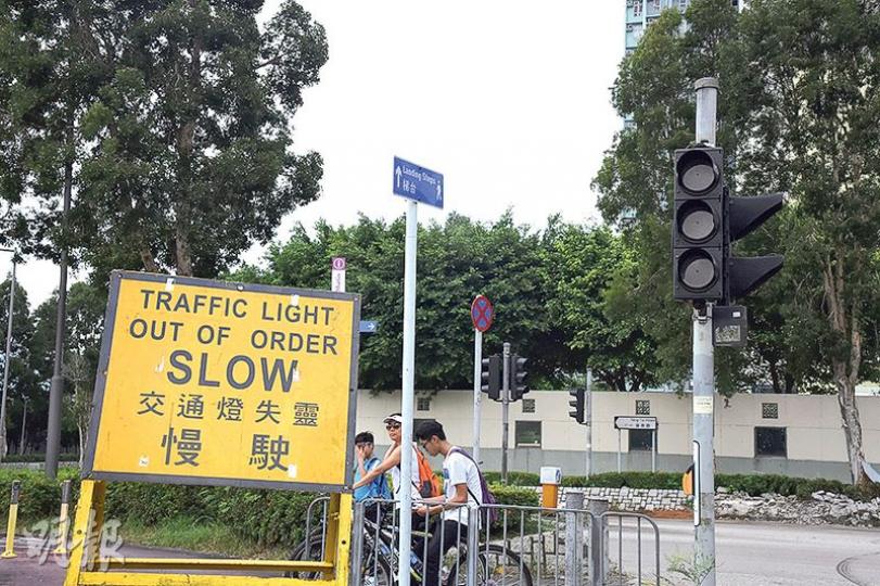 發生意外的馬鞍山寧泰路和恆泰路交界,路段上3盞交通燈於意外後故障,未能運作,警方於現場豎起告示牌提示駕駛者,呼籲他們慢駛。(陳柔雅攝) 發生意外的馬鞍山寧泰路和恆泰路交界,路段上3盞交通燈於意外後故障,未能運作,警方於現場豎起告示牌提示駕駛者,呼籲他們慢駛。(陳柔雅攝)