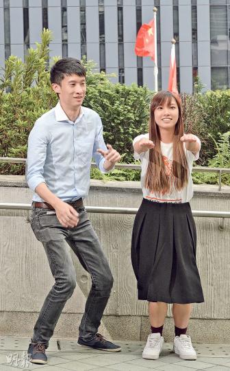 青年新政候任議員梁頌恆(左)和游蕙禎(右)分別30和25歲,游笑言平日影相都是老套姿勢,二人上周接受本報專訪時應攝影記者要求跳起合照,游笑說要示範殭屍跳。梁頌恆提到議會將是全新戰場,作為新丁做事會小心,強調投票時一定不會按錯掣,更稱會在坐位上貼貼紙,提醒自己不要按錯掣。(劉焌陶攝) 青年新政候任議員梁頌恆(左)和游蕙禎(右)分別30和25歲,游笑言平日影相都是老套姿勢,二人上周接受本報專訪時應攝影記者要求跳起合照,游笑說要示範殭屍跳。梁頌恆提到議會將是全新戰場,作為新丁做事會小心,強調投票時一定不會按錯掣,更稱會在坐位上貼貼紙,提醒自己不要按錯掣。(劉焌陶攝)