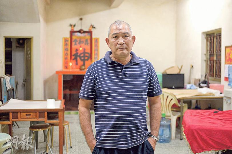 蝦尾新村村長陳月倫昨向本報表示,自政府2002年暫緩推行擴展區計劃後,他多次去信鄉議局、屏山鄉委會及政府部門等,要求重新研究計劃,否認今次政府批准擴展計劃是「突然上馬」,亦否認與近期的橫洲發展計劃有關。他又批評,上屆立法會堆積多項撥款申請,導致蝦尾新村平整土地撥款無法通過,需留待新一屆會期再討論,坦言擔心撥款難以獲批。(鍾林枝攝) 蝦尾新村村長陳月倫昨向本報表示,自政府2002年暫緩推行擴展區計劃後,他多次去信鄉議局、屏山鄉委會及政府部門等,要求重新研究計劃,否認今次政府批准擴展計劃是「突然上馬」,亦否認與近期的橫洲發展計劃有關。他又批評,上屆立法會堆積多項撥款申請,導致蝦尾新村平整土地撥款無法通過,需留待新一屆會期再討論,坦言擔心撥款難以獲批。(鍾林枝攝)
