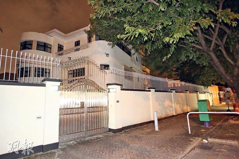 其中一間被人用氣槍射窗的解放軍駐港部隊宿舍,為位於九龍塘的高級軍官官邸(圖)。(伍浦鋒攝) 其中一間被人用氣槍射窗的解放軍駐港部隊宿舍,為位於九龍塘的高級軍官官邸(圖)。(伍浦鋒攝)