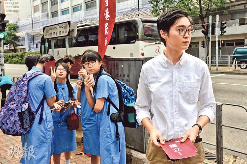 民族黨昨於油麻地真義里設街站,召集人陳浩天(右一)也在場派傳單,附近中學真光女書院不少學生甫見街站及傳媒便急步離開,沒有接受傳單,也有了解民族黨主張的真光學生主動與陳合影。(楊柏賢攝)華仁書院(九龍)的中六學生林同學表示支持港獨,因「現時內地操控香港,弊多於利」,他也支持多宣傳港獨理念,「不應該禁止,大家應該廣泛討論,現時資訊發達,靠打壓是無法消滅人民思想的」。(田青青攝)真光女書院一年級生陳同學接下民族黨傳單,坦言不熟悉港獨議題,「有聽過,但我沒有特別立場,學校內也沒有人討論。有傳單就借來看看 民族黨昨於油麻地真義里設街站,召集人陳浩天(右一)也在場派傳單,附近中學真光女書院不少學生甫見街站及傳媒便急步離開,沒有接受傳單,也有了解民族黨主張的真光學生主動與陳合影。(楊柏賢攝)華仁書院(九龍)的中六學生林同學表示支持港獨,因「現時內地操控香港,弊多於利」,他也支持多宣傳港獨理念,「不應該禁止,大家應該廣泛討論,現時資訊發達,靠打壓是無法消滅人民思想的」。(田青青攝)真光女書院一年級生陳同學接下民族黨傳單,坦言不熟悉港獨議題,「有聽過,但我沒有特別立場,學校內也沒有人討論。有傳單就借來看看