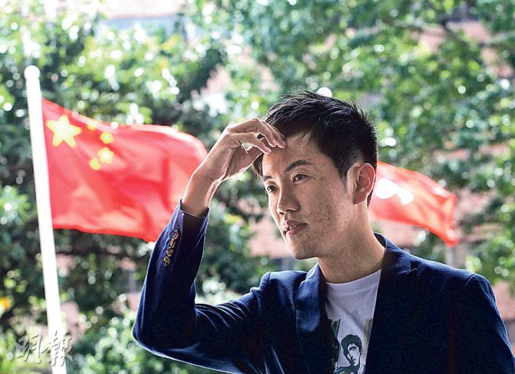 熱血公民鄭松泰(圖)在選舉期提倡「五區公投 全民制憲」,當選後說政治綱領失敗,「最大的選舉承諾(五區公投)已不存在」,但強調全民制憲目標不變。目前在理大教書的他表明不會放棄學生和教席。(李紹昌攝) 熱血公民鄭松泰(圖)在選舉期提倡「五區公投 全民制憲」,當選後說政治綱領失敗,「最大的選舉承諾(五區公投)已不存在」,但強調全民制憲目標不變。目前在理大教書的他表明不會放棄學生和教席。(李紹昌攝)