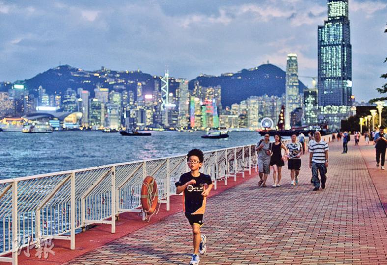 紅磡海濱(圖)連同建灣街合共約2.05公頃用地擬發展為「紅磡海濱休憩用地」,以昔日九龍船塢及船務發展歷史為整體設計主題,加設地標及適合拍照的園境區。(馮凱鍵攝) 紅磡海濱(圖)連同建灣街合共約2.05公頃用地擬發展為「紅磡海濱休憩用地」,以昔日九龍船塢及船務發展歷史為整體設計主題,加設地標及適合拍照的園境區。(馮凱鍵攝)