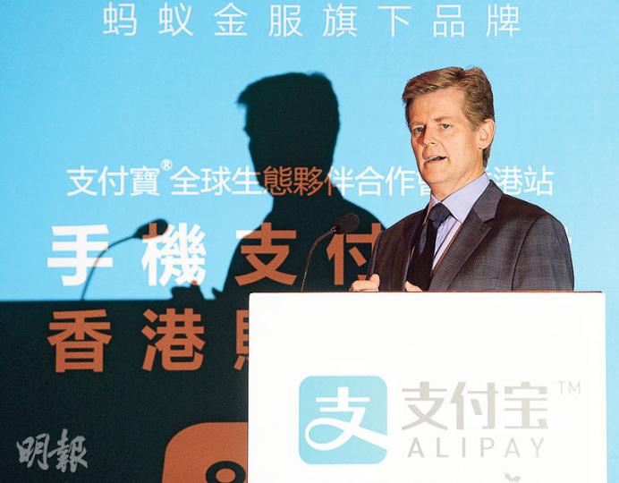 螞蟻金服高級副總裁Douglas Feagin(圖)話,本港淘寶用戶數目超過100萬,為簡化支付程序同降低成本,支付寶將於10月推港元電子錢包方便大家。(劉焌陶攝) 螞蟻金服高級副總裁Douglas Feagin(圖)話,本港淘寶用戶數目超過100萬,為簡化支付程序同降低成本,支付寶將於10月推港元電子錢包方便大家。(劉焌陶攝)