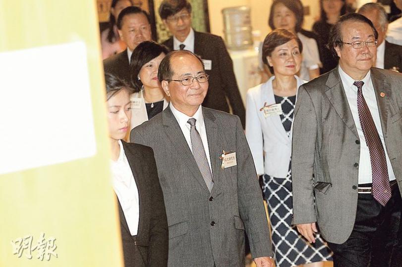 教育局長吳克儉昨重申,學校可調配其他撥款買圖書,他說當局整合資源前有按機制諮詢,但可以優化諮詢。(李紹昌攝)郭怡雅神父紀念學校校長張作芳表示,該校可調資源填補失去的泛讀津貼,繼續買圖書,但認為教局令學界覺得是否重視閱讀交由校本決定,有些學校未必調其他資源購書。(鍾林枝攝) 教育局長吳克儉昨重申,學校可調配其他撥款買圖書,他說當局整合資源前有按機制諮詢,但可以優化諮詢。(李紹昌攝)郭怡雅神父紀念學校校長張作芳表示,該校可調資源填補失去的泛讀津貼,繼續買圖書,但認為教局令學界覺得是否重視閱讀交由校本決定,有些學校未必調其他資源購書。(鍾林枝攝)