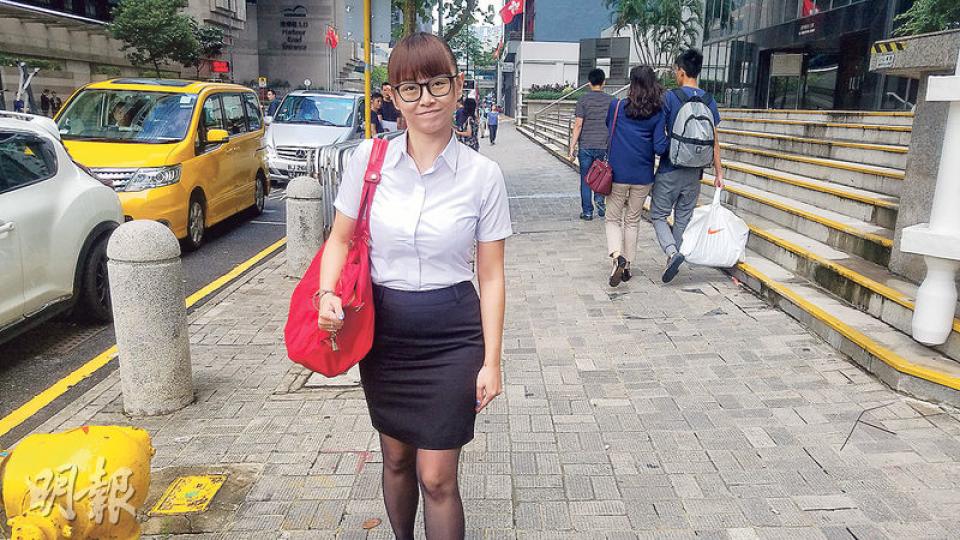 女學護簡媛茌(圖)被控4項有意圖而傷人及1項刑事恐嚇罪,她昨應訊後離開法庭,遇到記者拍照即停下腳步,向鏡頭微笑。(鄧力行攝) 女學護簡媛茌(圖)被控4項有意圖而傷人及1項刑事恐嚇罪,她昨應訊後離開法庭,遇到記者拍照即停下腳步,向鏡頭微笑。(鄧力行攝)