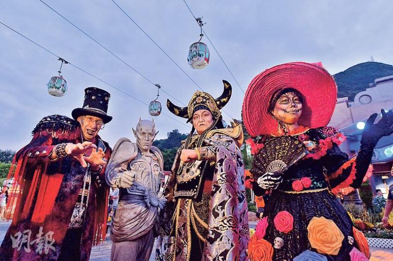 海洋公園高層喺啱啱嘅周日齊齊扮鬼扮馬,扮演「猛鬼獵人」嘅前主席盛智文(左起)、扮「夜魔石獸」嘅副主席劉鳴煒、扮「冥界大將軍」嘅主席孔令成,仲有做咗「甜心骷髏女王」嘅市場總監李玲鳳,個個入型入格,唔少遊客認出佢哋,主動「集郵」合照。(馮凱鍵攝) 海洋公園高層喺啱啱嘅周日齊齊扮鬼扮馬,扮演「猛鬼獵人」嘅前主席盛智文(左起)、扮「夜魔石獸」嘅副主席劉鳴煒、扮「冥界大將軍」嘅主席孔令成,仲有做咗「甜心骷髏女王」嘅市場總監李玲鳳,個個入型入格,唔少遊客認出佢哋,主動「集郵」合照。(馮凱鍵攝)