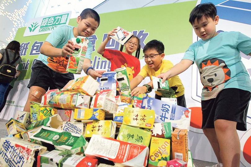 環團綠色力量繼推行小學飲品盒回收計劃後,噚日公布有4間酒店參與回收計劃,仲搵咗一班學生齊齊宣傳活動。(李紹昌攝) 環團綠色力量繼推行小學飲品盒回收計劃後,噚日公布有4間酒店參與回收計劃,仲搵咗一班學生齊齊宣傳活動。(李紹昌攝)