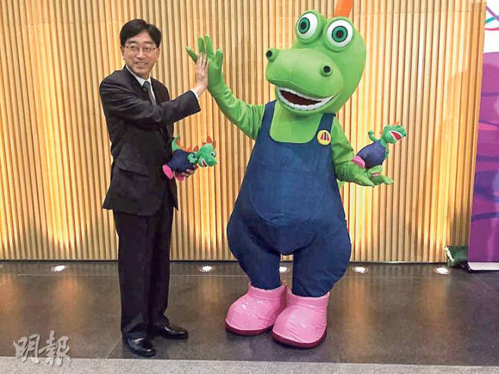 高永文噚日見完區議會代表後向傳媒講解清潔香港措施,講唔夠兩句就咳得好犀利,要等人送水嚟潤潤喉,之後同清潔龍阿德擊掌合照。(邱雅錡攝) 高永文噚日見完區議會代表後向傳媒講解清潔香港措施,講唔夠兩句就咳得好犀利,要等人送水嚟潤潤喉,之後同清潔龍阿德擊掌合照。(邱雅錡攝)