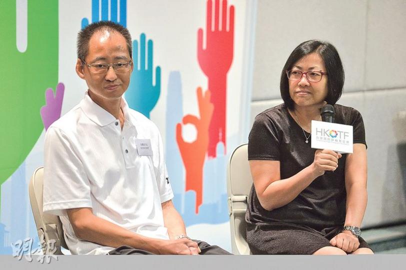 香港器官移植基金會斥資6位數,出版器官捐贈的高中通識教育科教材,以病者和捐贈者家屬的故事作教材內容,其中器官移植受贈者黃耀雄(左)和器官捐贈者家屬梁玉蘭(右)的經歷亦有輯錄於教材中,希望更多學生能理解他們的想法。(鄧宗弘攝) 香港器官移植基金會斥資6位數,出版器官捐贈的高中通識教育科教材,以病者和捐贈者家屬的故事作教材內容,其中器官移植受贈者黃耀雄(左)和器官捐贈者家屬梁玉蘭(右)的經歷亦有輯錄於教材中,希望更多學生能理解他們的想法。(鄧宗弘攝)