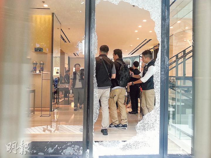銅鑼灣利園商場Chanel專門店遭「快閃爆竊黨」80秒內爆竊200萬元貨品,事後探員到場調查。(衛永康攝) 銅鑼灣利園商場Chanel專門店遭「快閃爆竊黨」80秒內爆竊200萬元貨品,事後探員到場調查。(衛永康攝)
