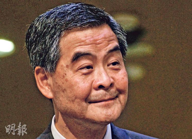 特首梁振英昨在行會前再次回應橫洲發展爭議,稱今日會舉行記者會交代事件,並倡議成立協商平台,點名邀請候任立法會議員朱凱廸及其他持份者加入,以處理橫洲棕地的發展問題。(郭慶輝攝)財政司長曾俊華今日會出席橫洲發展計劃記者會,他昨沒回應事件,只向記者微笑揮手。據悉他將交代由他擔任主席的土地供應督導委員會的工作進度。(鄧宗弘攝)候任立法會議員朱凱廸昨表明不會加入有關橫洲發展的協商平台,又稱將引用特權法,要求立法會調查橫洲發展計劃的真相。(劉焌陶攝)鄉議局主席劉業強在會上憶述前主席劉皇發協調菜園村清拆事件等 特首梁振英昨在行會前再次回應橫洲發展爭議,稱今日會舉行記者會交代事件,並倡議成立協商平台,點名邀請候任立法會議員朱凱廸及其他持份者加入,以處理橫洲棕地的發展問題。(郭慶輝攝)財政司長曾俊華今日會出席橫洲發展計劃記者會,他昨沒回應事件,只向記者微笑揮手。據悉他將交代由他擔任主席的土地供應督導委員會的工作進度。(鄧宗弘攝)候任立法會議員朱凱廸昨表明不會加入有關橫洲發展的協商平台,又稱將引用特權法,要求立法會調查橫洲發展計劃的真相。(劉焌陶攝)鄉議局主席劉業強在會上憶述前主席劉皇發協調菜園村清拆事件等