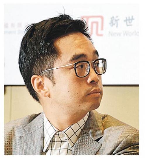 新世界集團副主席兼聯席董事總經理鄭志剛昨出席業績會,配上一副新的Issey Miyake眼鏡出場,笑言要不時改變形象。(劉焌陶攝) 新世界集團副主席兼聯席董事總經理鄭志剛昨出席業績會,配上一副新的Issey Miyake眼鏡出場,笑言要不時改變形象。(劉焌陶攝)