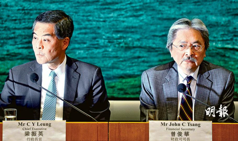 特首梁振英(左)早前指橫洲項目的細節問題由財政司長曾俊華(右)領導的督導委員會負責,曾俊華辦公室當日否認曾決定橫洲分期發展,昨午記者會上兩人多次被問到不和傳聞,梁振英否認卸責予曾俊華,曾俊華則稱當日回應並非與特首唱反調,更說「You always agree with your boss(你總是同意上司)」。(鄧宗弘攝)運房局長張炳良(左)指橫洲第1期發展的範圍只有少於2%為棕土,較第2及3期更易處理,因此他接受房屋署建議,先建首期4000個單位。(李紹昌攝) 特首梁振英(左)早前指橫洲項目的細節問題由財政司長曾俊華(右)領導的督導委員會負責,曾俊華辦公室當日否認曾決定橫洲分期發展,昨午記者會上兩人多次被問到不和傳聞,梁振英否認卸責予曾俊華,曾俊華則稱當日回應並非與特首唱反調,更說「You always agree with your boss(你總是同意上司)」。(鄧宗弘攝)運房局長張炳良(左)指橫洲第1期發展的範圍只有少於2%為棕土,較第2及3期更易處理,因此他接受房屋署建議,先建首期4000個單位。(李紹昌攝)