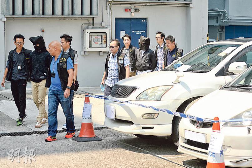 警方前晚起在新界區先後拘捕6名男子,涉嫌與候任立法會議員朱凱廸遭恐嚇一案有關。昨午各疑犯(蒙頭者)被押返大埔新界北總區警察總部扣查,並扣查兩部涉案白色私家車。(楊柏賢攝) 警方前晚起在新界區先後拘捕6名男子,涉嫌與候任立法會議員朱凱廸遭恐嚇一案有關。昨午各疑犯(蒙頭者)被押返大埔新界北總區警察總部扣查,並扣查兩部涉案白色私家車。(楊柏賢攝)