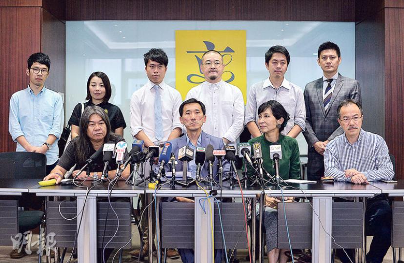 姚松炎(前排左二)昨聯同民主黨、公民黨、工黨以及香港眾志等非建制派候任立法會議員召開記者會回應政府。一直關注事件的候任議員朱凱廸因病發燒,昨日未能出席記者會。(鄧宗弘攝) 姚松炎(前排左二)昨聯同民主黨、公民黨、工黨以及香港眾志等非建制派候任立法會議員召開記者會回應政府。一直關注事件的候任議員朱凱廸因病發燒,昨日未能出席記者會。(鄧宗弘攝)