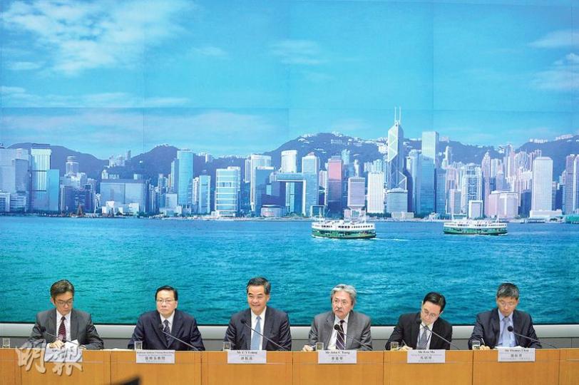 橫洲發展計劃引發爭議,政府昨午召開記者會交代,特首梁振英(左三)首次披露,在2014年1月27日的「三司會議」上,由他決定接納運房局建議,先進行橫洲發展第1期,並延後發展第2、3期。左起為運輸及房屋局常任秘書長兼房屋署長應耀康、運房局長張炳良、特首梁振英、財政司長曾俊華、署理發展局長馬紹祥及發展局副秘書長陳松青。(鄧宗弘攝) 橫洲發展計劃引發爭議,政府昨午召開記者會交代,特首梁振英(左三)首次披露,在2014年1月27日的「三司會議」上,由他決定接納運房局建議,先進行橫洲發展第1期,並延後發展第2、3期。左起為運輸及房屋局常任秘書長兼房屋署長應耀康、運房局長張炳良、特首梁振英、財政司長曾俊華、署理發展局長馬紹祥及發展局副秘書長陳松青。(鄧宗弘攝)