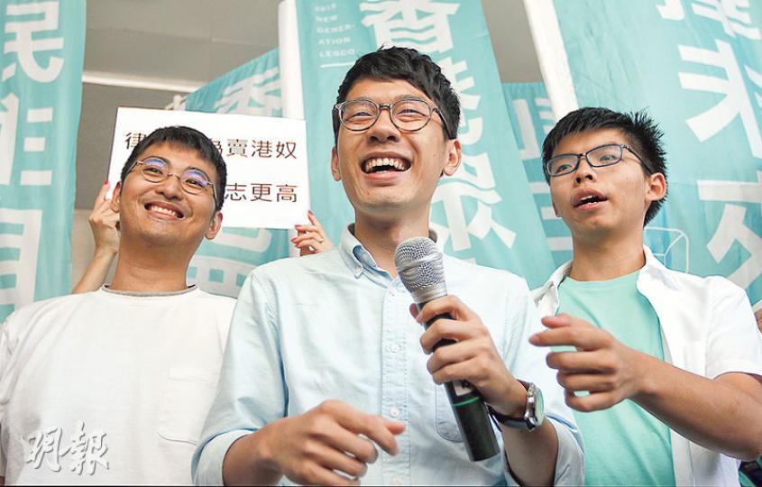 原審裁判官昨拒絕律政司覆核周永康(左起)、羅冠聰和黃之鋒的判刑,下令維持原判,3人步出法庭時,支持者夾道拍掌歡呼。(郭慶輝攝) 原審裁判官昨拒絕律政司覆核周永康(左起)、羅冠聰和黃之鋒的判刑,下令維持原判,3人步出法庭時,支持者夾道拍掌歡呼。(郭慶輝攝)
