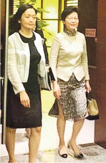 政務司長林鄭月娥(右)昨在灣仔一酒家與下屆立法會議員會晤,希望他們在宣誓就職前,多掌握和理解特區政府。(渠贇攝)青年新政梁頌恆(左)與游蕙禎(右) 昨午出席官員與候任議員的會晤,但二人稱有事提早離開。(郭慶輝攝) 政務司長林鄭月娥(右)昨在灣仔一酒家與下屆立法會議員會晤,希望他們在宣誓就職前,多掌握和理解特區政府。(渠贇攝)青年新政梁頌恆(左)與游蕙禎(右) 昨午出席官員與候任議員的會晤,但二人稱有事提早離開。(郭慶輝攝)