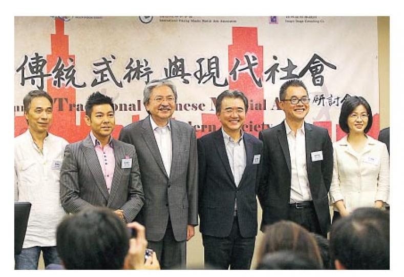 財政司長曾俊華(左三)出席完橫洲記者會,即趕去浸大參加「中國傳統武術與現代社會研討會」。浸大校長錢大康(右三)叫佢講吓武術嘅「政治智慧」,但財爺就話自己係習武者,「停留咗喺呢個層面好耐」,點將武術融入社會學嘅層次太高。(李紹昌攝) 財政司長曾俊華(左三)出席完橫洲記者會,即趕去浸大參加「中國傳統武術與現代社會研討會」。浸大校長錢大康(右三)叫佢講吓武術嘅「政治智慧」,但財爺就話自己係習武者,「停留咗喺呢個層面好耐」,點將武術融入社會學嘅層次太高。(李紹昌攝)