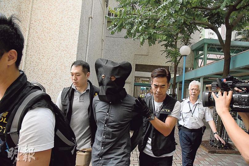 就年初一旺角衝突事件,警方O記昨再到屯門龍門居拘捕一名涉嫌向警員掟磚男子帶署;消息稱,被捕者為25歲熱血公民成員鄭皓文。(林智傑攝) 就年初一旺角衝突事件,警方O記昨再到屯門龍門居拘捕一名涉嫌向警員掟磚男子帶署;消息稱,被捕者為25歲熱血公民成員鄭皓文。(林智傑攝)