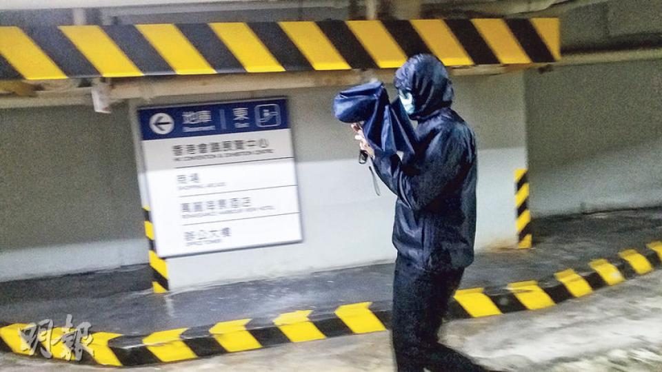 事主鄭柏堯(圖)早上完成作供後,一直留在證人室。下午4時半,始穿上連帽雨衣,戴上墨鏡和口罩離開法院,並即拔足狂奔至法院旁的會展停車場離去。(鄧力行攝)辯方指出,被告簡媛茌(圖)曾遭事主揑頸、腳踢,以至用鐵通襲擊,於是持刀向他揮舞,以阻止他繼續施襲。(鄧力行攝) 事主鄭柏堯(圖)早上完成作供後,一直留在證人室。下午4時半,始穿上連帽雨衣,戴上墨鏡和口罩離開法院,並即拔足狂奔至法院旁的會展停車場離去。(鄧力行攝)辯方指出,被告簡媛茌(圖)曾遭事主揑頸、腳踢,以至用鐵通襲擊,於是持刀向他揮舞,以阻止他繼續施襲。(鄧力行攝)
