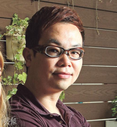 機械人狂迷馬志恒(上圖)說,他研發的機械人Mark 1仍需改進,除要更堅固,亦不排除會新增DIY軟件。他幻想若Mark 1將來推出市場,除了基礎功能,用家還可自行為「她」編寫不同程式,做不同的事。(馮凱鍵攝) 機械人狂迷馬志恒(上圖)說,他研發的機械人Mark 1仍需改進,除要更堅固,亦不排除會新增DIY軟件。他幻想若Mark 1將來推出市場,除了基礎功能,用家還可自行為「她」編寫不同程式,做不同的事。(馮凱鍵攝)