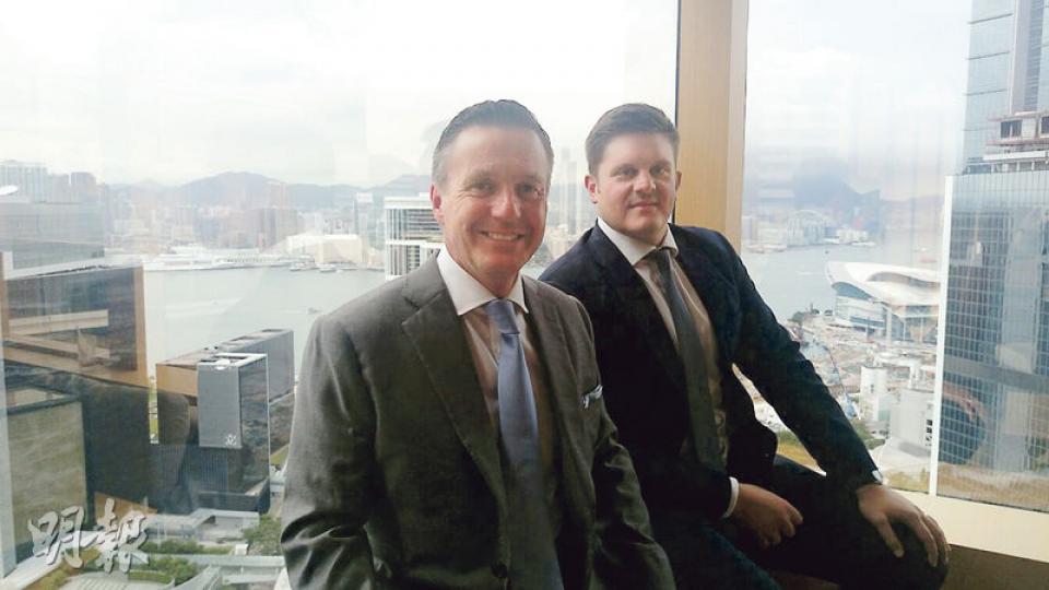 Crest Nicholson倫敦分部常務董事Trevor Selwyn（左）表示，「不確定性並不足以令目前成為一個不當的投資時機」。旁為第一太平戴維斯國際住宅銷售部主管Thomas McAlister。（蘇樂恩攝）