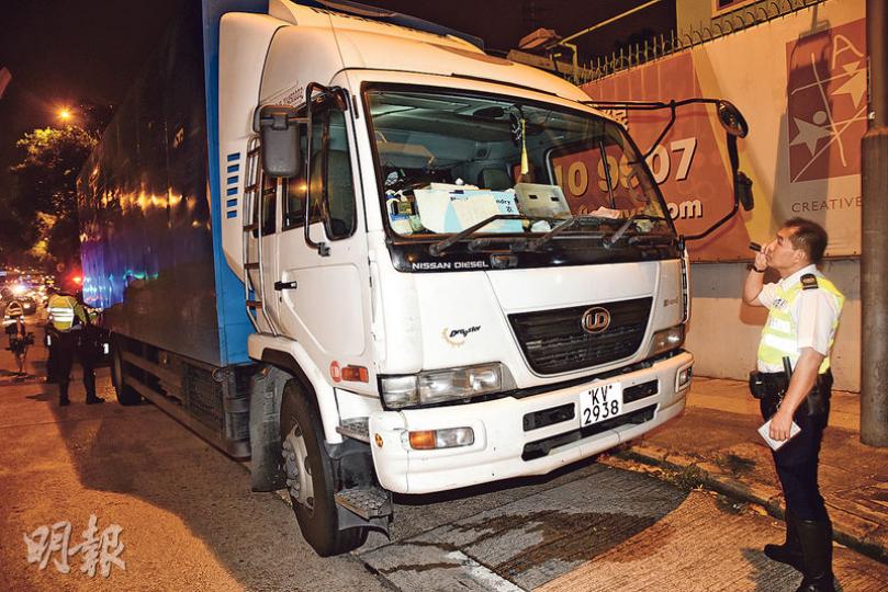 涉事密斗貨車在現場被扣查，黃姓司機通過警方酒精呼氣測試，警方以涉嫌危險駕駛引致他人身體嚴重受傷罪名將他拘捕，保釋候查。（蔡方山攝）浸大女生昨凌晨跑步，於九龍塘窩打老道與禧福道交界過路時遭貨車撞倒後重創，警方事後在現場調查。（蔡方山攝）