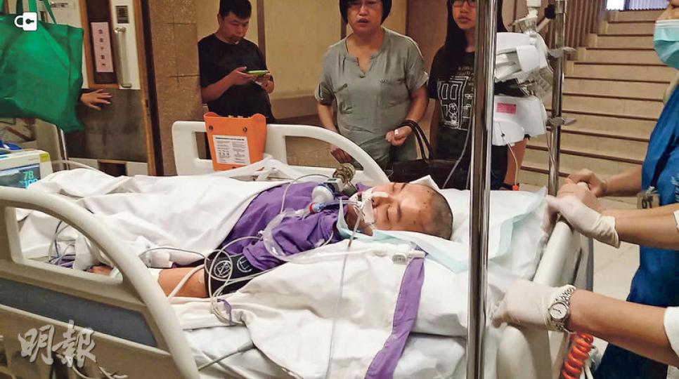 女傷者送往伊利沙伯醫院搶救,被剃去頭髮治理,至昨深夜仍危殆。據悉她頭部重創,腦部有瘀血,可能需再做手術。(林智傑攝)意外後,車禍現場石壆遺下大灘血漬,旁邊有劉女事發時戴着的耳機。(蔡方山攝) 女傷者送往伊利沙伯醫院搶救,被剃去頭髮治理,至昨深夜仍危殆。據悉她頭部重創,腦部有瘀血,可能需再做手術。(林智傑攝)意外後,車禍現場石壆遺下大灘血漬,旁邊有劉女事發時戴着的耳機。(蔡方山攝)