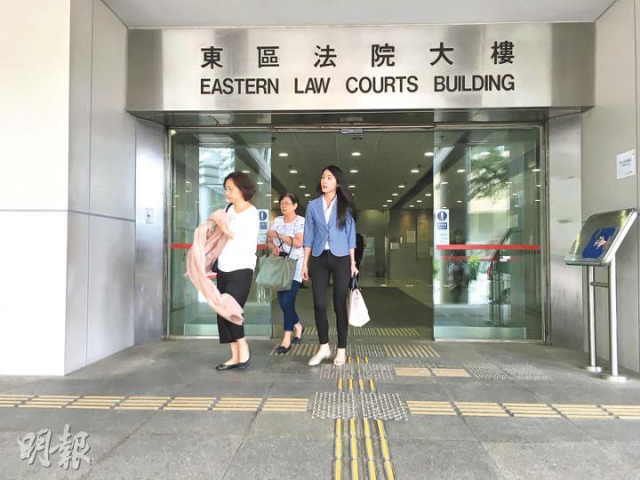 死者何鑑泉的妻子冼明珠(左)和女兒(右)昨日出席死因研訊,冼婦在庭上憶述丈夫去世的經過時多次激動落淚。(黃文雋攝) 死者何鑑泉的妻子冼明珠(左)和女兒(右)昨日出席死因研訊,冼婦在庭上憶述丈夫去世的經過時多次激動落淚。(黃文雋攝)
