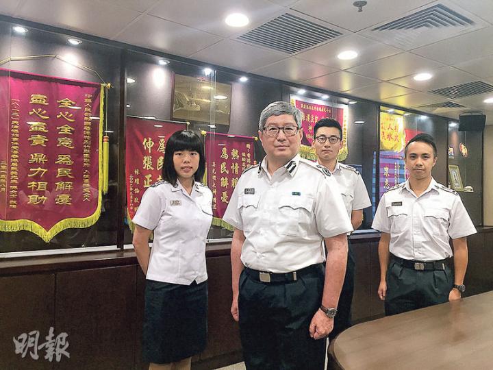 入境處助理處長(個人證件)區嘉宏(左二)表示,入境處的「協助在外香港居民小組」現時有23人,另有500名人員接受相關訓練,候召配合有需要出發到外協助港人的行動。圖為小組另外3名成員湯詠兒(左一)、黃嘉偉(右二)及湯敬軒(右一)。(利君雅攝) 入境處助理處長(個人證件)區嘉宏(左二)表示,入境處的「協助在外香港居民小組」現時有23人,另有500名人員接受相關訓練,候召配合有需要出發到外協助港人的行動。圖為小組另外3名成員湯詠兒(左一)、黃嘉偉(右二)及湯敬軒(右一)。(利君雅攝)