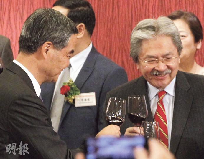 特首梁振英(左)同財政司長曾俊華(右)噚日同場出席新聞界舉行嘅國慶酒會,梁主動與曾俊華碰杯,曾俊華好似表現得有啲尷尬,之後轉身與其他嘉賓舉杯,其後兩人無交流,前後腳離開。(郭慶輝攝)廣東社團總會喺會展舉行國慶酒會,特首梁振英(前左)與中聯辦主任張曉明(前右)擔任嘉賓。(郭慶輝攝) 特首梁振英(左)同財政司長曾俊華(右)噚日同場出席新聞界舉行嘅國慶酒會,梁主動與曾俊華碰杯,曾俊華好似表現得有啲尷尬,之後轉身與其他嘉賓舉杯,其後兩人無交流,前後腳離開。(郭慶輝攝)廣東社團總會喺會展舉行國慶酒會,特首梁振英(前左)與中聯辦主任張曉明(前右)擔任嘉賓。(郭慶輝攝)