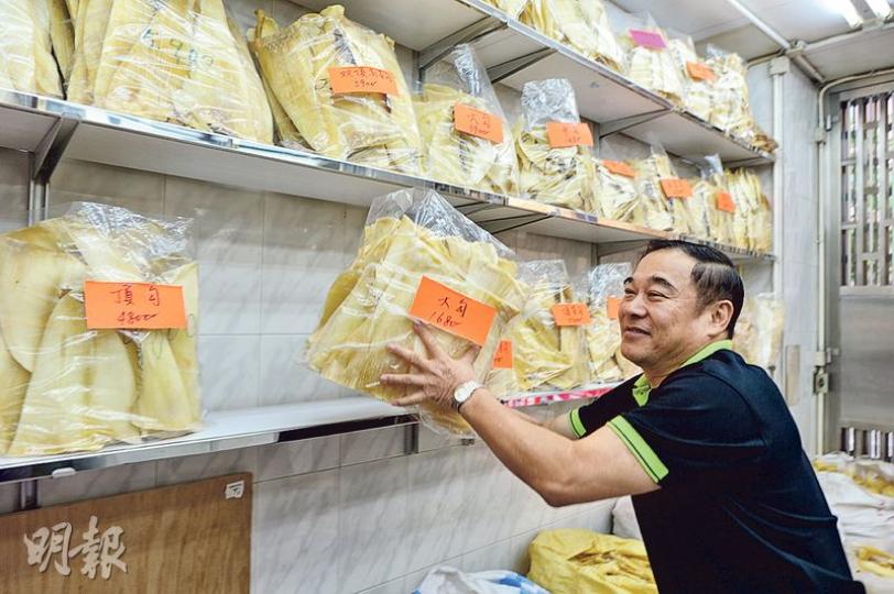 魚翅行商會主席何兆齊（圖）表示，業界仍在出售的受管制魚翅，例如天九翅，都是法例生效前入口的存貨，「賣一片少一片」，由於入口手續繁複，不會再入貨。（鄧宗弘攝）