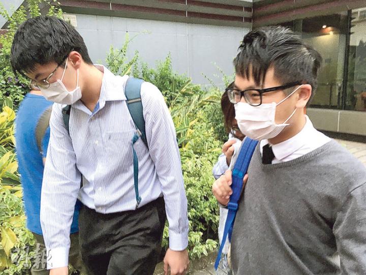 被告吳卓恒（圖右）年初旺角衝突當日，在旺角彌敦道被搜出萬用刀、摺刀及摺鉗。他否認一項管有攻擊性武器罪受審。（梁嘉怡攝）