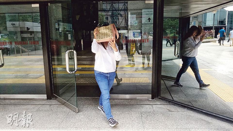真正業主杜紹昌的女兒杜小姐昨到庭聽審。據了解，向假業主買入單位的買家現時仍居於涉案唐樓單位。記者向杜小姐（圖）查詢，她表示不方便回應。（鄧力行攝）