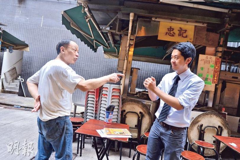 民主黨候任立法會議員許智峯(右)因抗爭手法屬黨內的「激進派」,被稱為「瘋鴿」。本身是中西區議員的許,訪問當天在辦事處樓下大牌檔拍攝時,不時有街坊與他打招呼兼「打牙骹」,如圖中街坊便稱支持他。許笑言過去也有街坊着他「唔好咁衝動」,但他指自己「一刻都無衝動過」,是考慮後果與對方感受下才行動。(馮凱鍵攝) 民主黨候任立法會議員許智峯(右)因抗爭手法屬黨內的「激進派」,被稱為「瘋鴿」。本身是中西區議員的許,訪問當天在辦事處樓下大牌檔拍攝時,不時有街坊與他打招呼兼「打牙骹」,如圖中街坊便稱支持他。許笑言過去也有街坊着他「唔好咁衝動」,但他指自己「一刻都無衝動過」,是考慮後果與對方感受下才行動。(馮凱鍵攝)